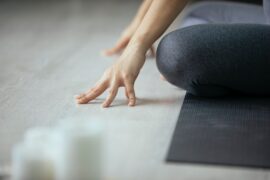 What Goes With Dark Grey Leggings?