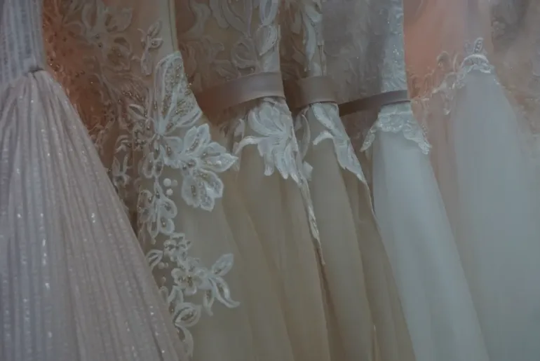 What Is The Suitable Makeup For Silver Dress?