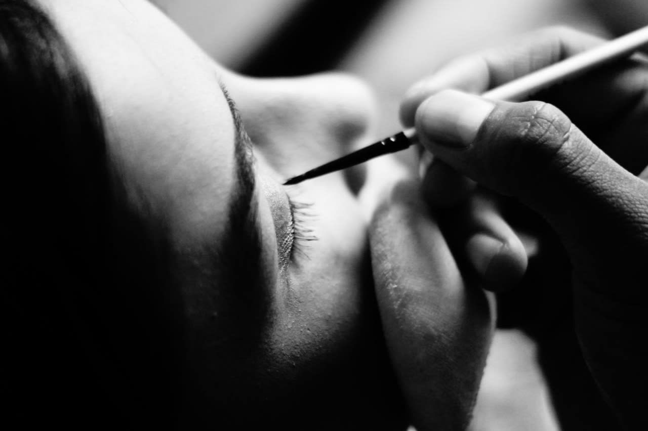 a model getting her permanent eyeliner done