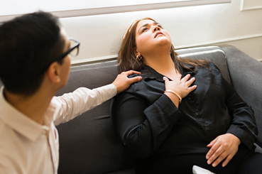 How to Date Someone with Panic Disorder (10 Effective Tips)