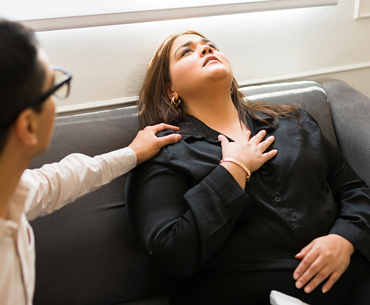How to Date Someone with Panic Disorder (10 Effective Tips)