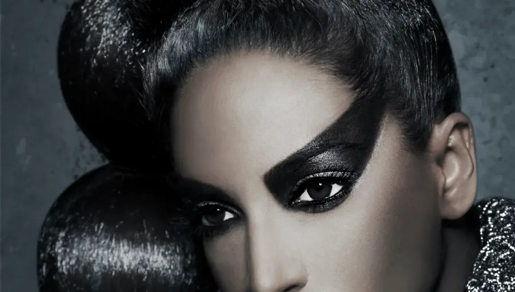 Avant-garde graphic liner